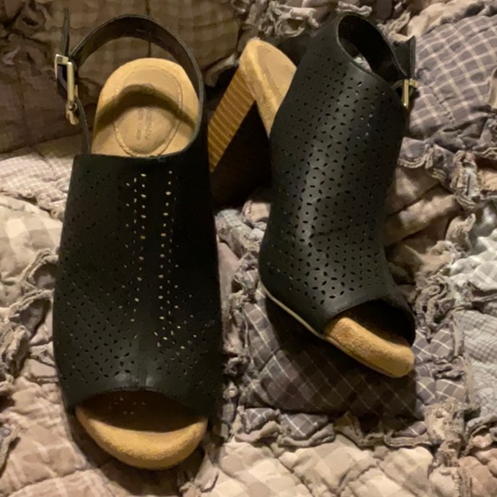 GIANI BERNINI Black and Tan memory foam sandals. Size 8M.
